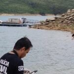 Un agente de la Policía Civil del estado de Minas Gerais durante la búsqueda de víctimas tras el desprendimiento en el lago de Furnas POLICÍA CIVIL DE MINAS GERAIS 09/01/2022