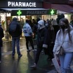 Cola en una farmacia de París para comprar test de antígenos este domingo 9 de enero