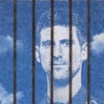 Una foto del tenista Novak Djokovic en un edificio de Belgrado