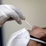 Una mujer realiza el examen PCR de la covid19, en un centro de salud de Río de Janeiro.