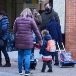 Una madre deja a su hijo en la puerta del colegio