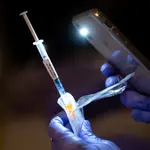 Un sanitario prepara una vacuna de Pfizer