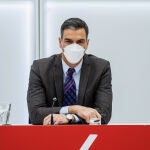 Sánchez, ahora, intenta besar menos