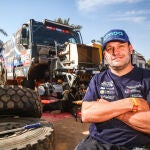Albert Llovera, junto al camión Iveco con el que ha participado en el Dakar 2022