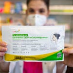 Una farmacéutica muestra un test de antígenos en la farmacia ‘Las Gemelas’, a 10 de enero de 2022, en Madrid (España).