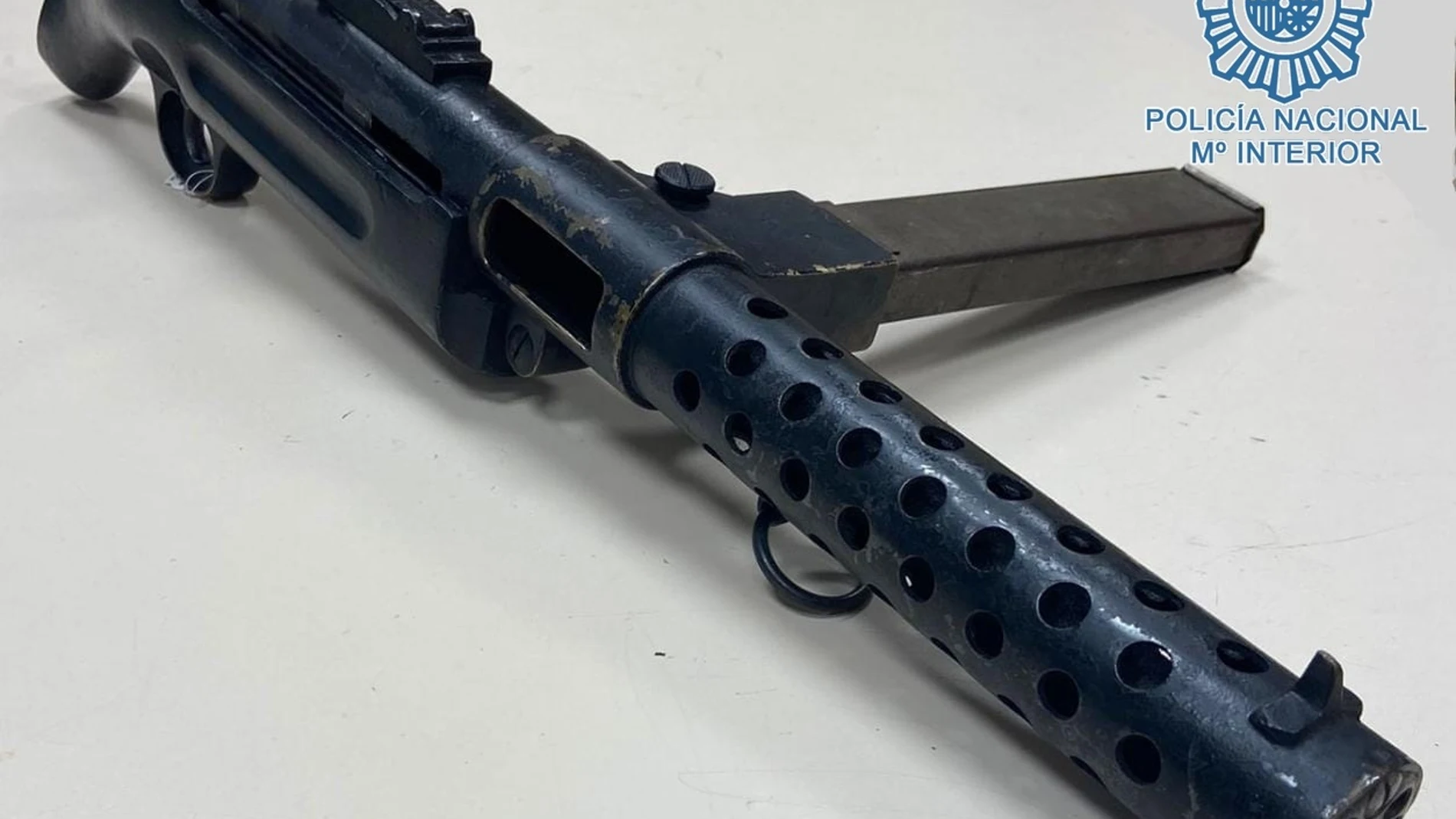 El subfusil, catalogado de guerra, localizado al varón detenido en Los Pajaritos. POLICÍA NACIONAL