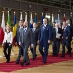 El presidente del Consejo Europeo, Charles Michel, a la derecha, y la presidenta de la Comisión Europea, Ursula von der Leyen, lideran un encuentro con los líderes de los Balcanes. Al fondo, el socialista Josep Borrell