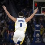 Klay Thompson celebra uno de los tres triples que anotó en su regreso ante los Cavaliers