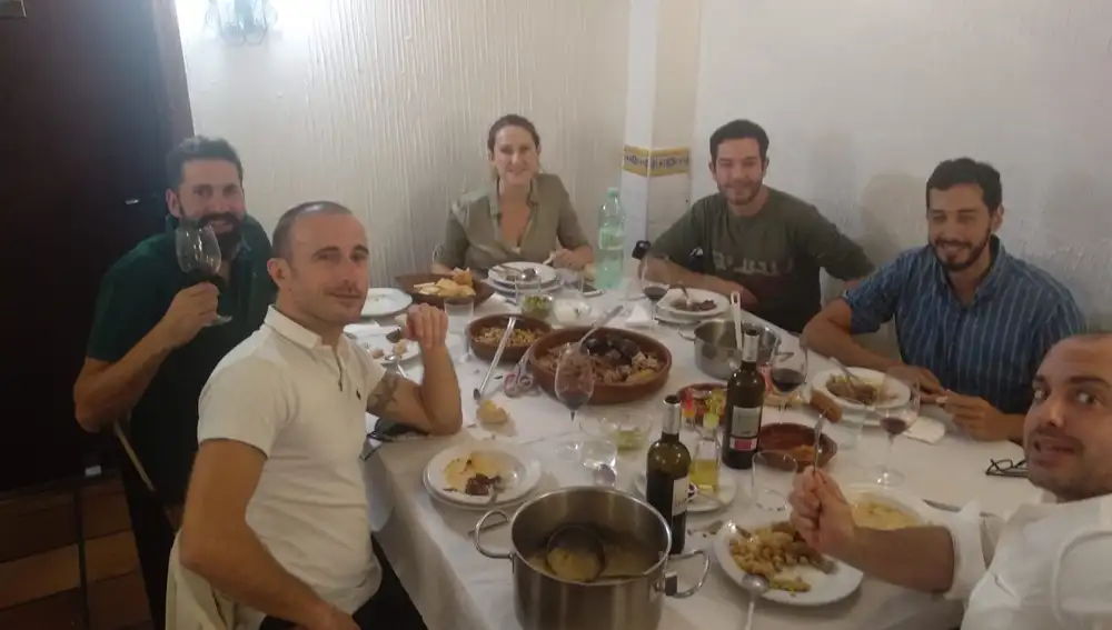 Un grupo de personas disfrutan de los manjares del Mesón Julio de Valladolid
