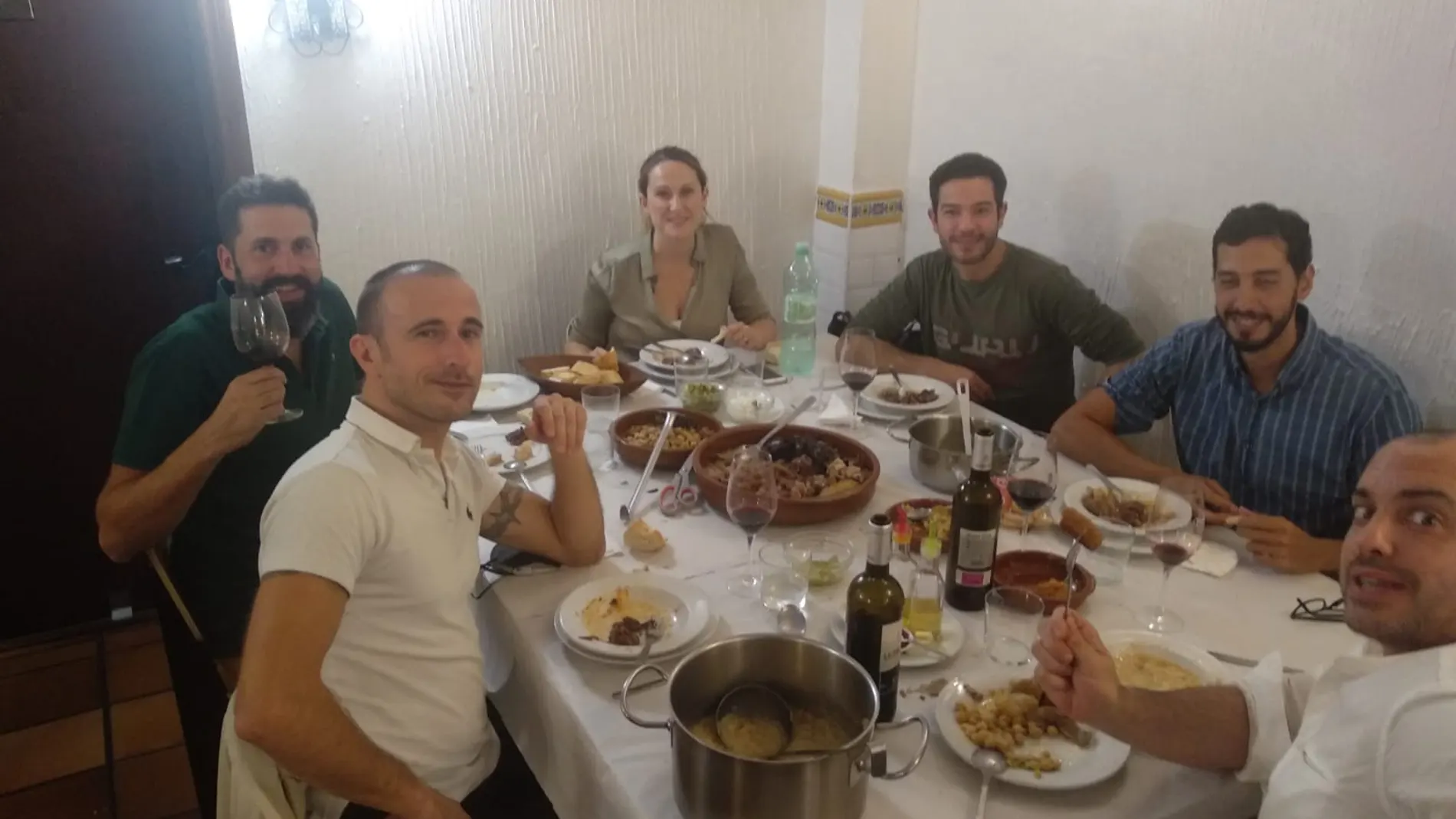 Un grupo de personas disfrutan de los manjares del Mesón Julio de Valladolid