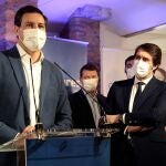 El vicesecretario de Acción Parlamentaria y director de campaña del Partido Popular de Castilla y León, Raúl de la Hoz (i), junto al cabeza de lista por León a las elecciones autonómicas, Juan Carlos Suárez Quiñones (d), durante la presentación de la candidatura para los comicios del próximo 13 de febrero, este martes en León.
