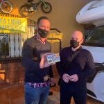 Sergio López y Francisco Lobato, dos "amigos de toda la vida" vecinos de Dos Hermanas (Sevilla), han recogido hoy la cesta de navidad de la venta El Paisano, en Utrera, con unos 600.000 euros en premios. EFE/ Fermín Cabanillas