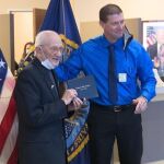 Donald Huisenga obtuvo su diploma honorífico durante una ceremonia en un hospital para veteranos de la guerra