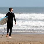 Un surfista aprovecha la playa desierta en Valencia
