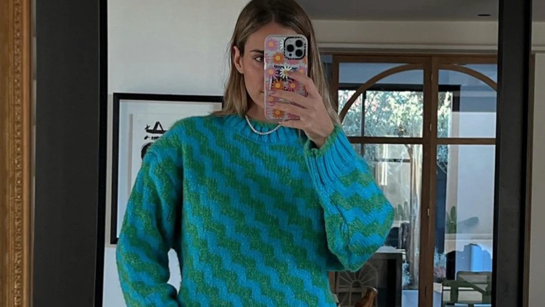 María Pombo con jersey de nueva colección de Mango.