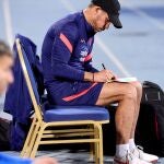 Simeone toma notas durante el último entrenamiento del Atlético