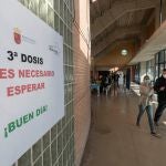 Varias personas tras ponerse la tercera dosis de la vacuna de Moderna contra el Covid 19
