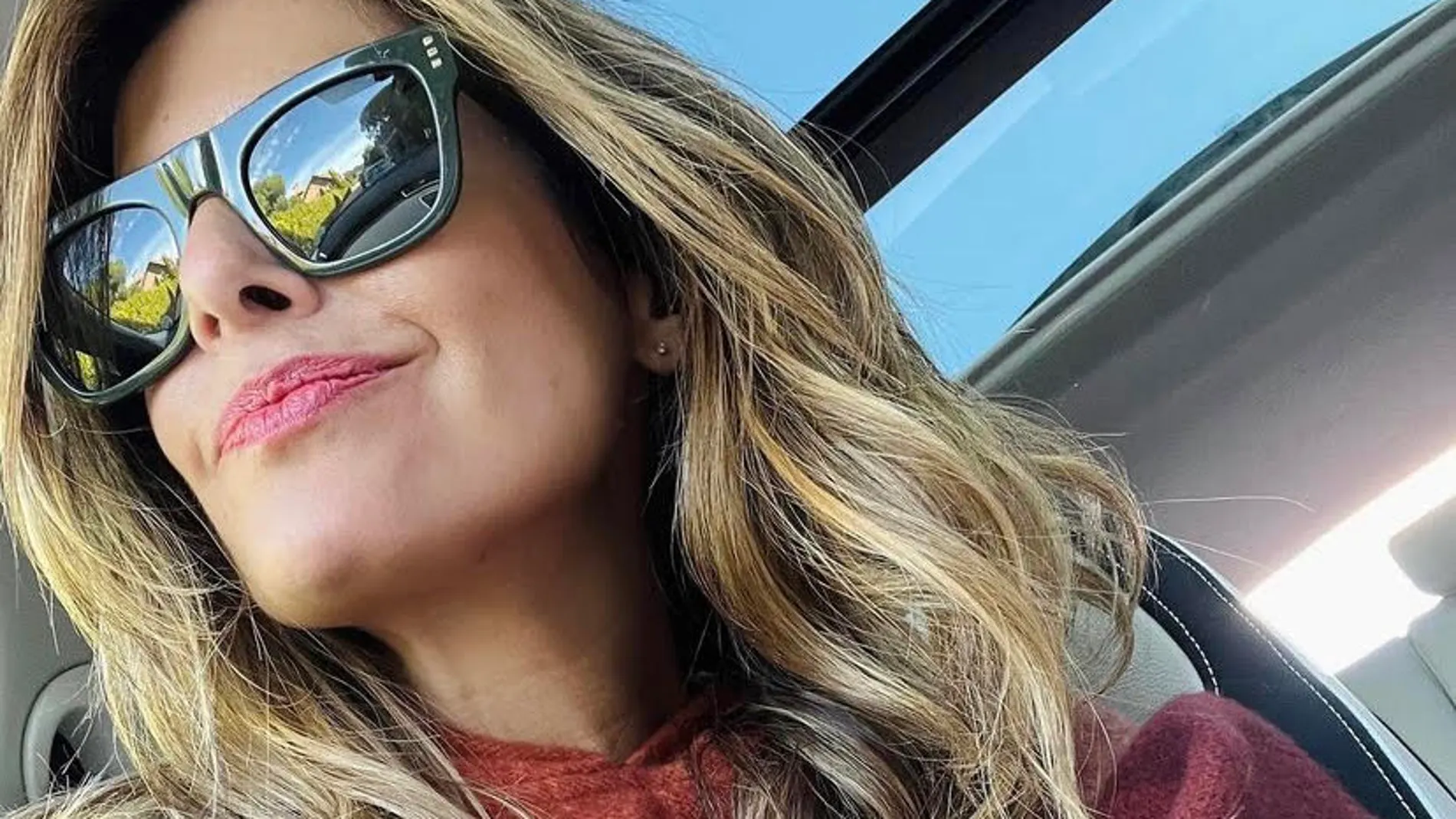 Nuria Roca con la nueva prenda en tendencia.