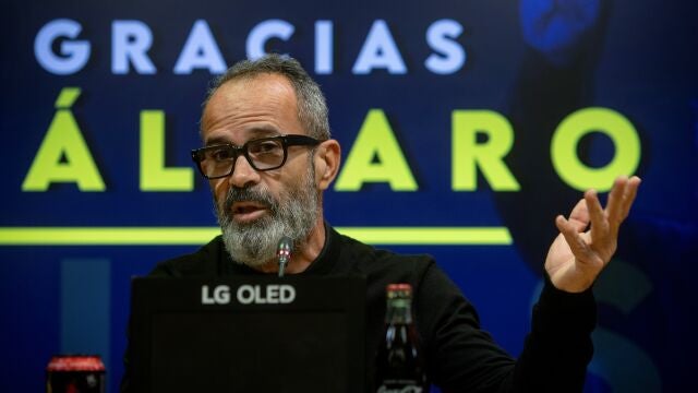 El exentrenador del Cádiz CF Álvaro Cervera durante la rueda de prensa en el Estadio Nuevo Mirandilla (Cádiz) donde se despide de la plantilla y la afición. EFE/Román Ríos.