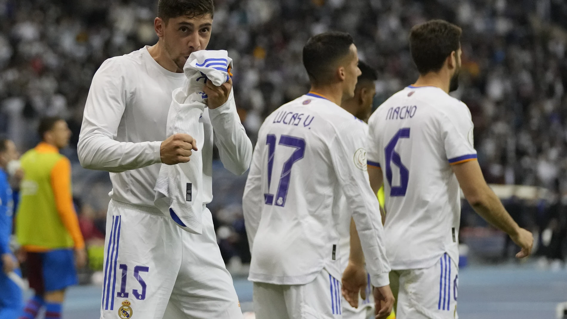 Valverde besa el escudo para celebrar el gol decisivo del partido