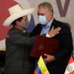 AME8586. VILLA DE LEYVA (COLOMBIA), 13/01/2022.- El presidente de Perú, Pedro Castillo (i) y el presidente de Colombia, Iván Duque (d), muestran los documentos de un acuerdo binacional firmado en el Encuentro Presidencial y VI Gabinete Binacional Colombia-Perú, hoy en Villa de Leyva (Colombia). Los presidentes de Colombia, Iván Duque, y de Perú, Pedro Castillo, se comprometieron este jueves a trabajar mancomunadamente para aumentar el flujo comercial, la inversión, combatir el crimen trasnacional y aumentar la vacunación contra la pandemia de covid-19. Así lo expresaron al instalar el VI Gabinete Binacional que se celebra en Villa de Leyva, población del departamento de Boyacá en donde también se comprometieron a avanzar en temas de migración y asuntos ambientales. EFE/Carlos Ortega