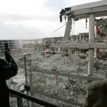 La explosión de la furgoneta-bomba causó la muerte de dos personas y destrozó el párking de la terminal 4 de Barajas