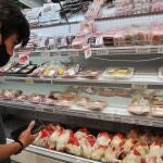 AME8604. BUENOS AIRES (ARGENTINA), 13/01/2022.- Una persona acude a comprar a un mercado hoy, en Buenos Aires (Argentina). Argentina difunde el dato de la inflación acumulada en 2021, que a todas luces volverá a ser altas después de que en noviembre arrojara una variación interanual del 51,2% en un delicado contexto en el que los analistas ya aseguran que el alza de precios seguirá siendo persistente en 2022. EFE/ Enrique García Medina