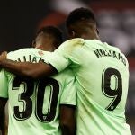 Iñaki Williams abraza a su hermano Nico después del gol