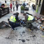 Efectivos de la policía investigan las causas del incendio