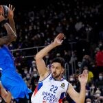 Higgins intenta anotar ante la defensa de Micic y la mirada de Bryant