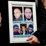Yasmen Almashan muestra fotos de sus hermanos muertos en Siria antes del veredicto contra el coronel Anwar Raslan