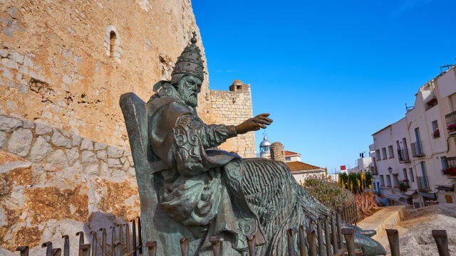 Estatua del Papa Luna en Peñíscola.