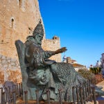 Estatua del Papa Luna en Peñíscola.