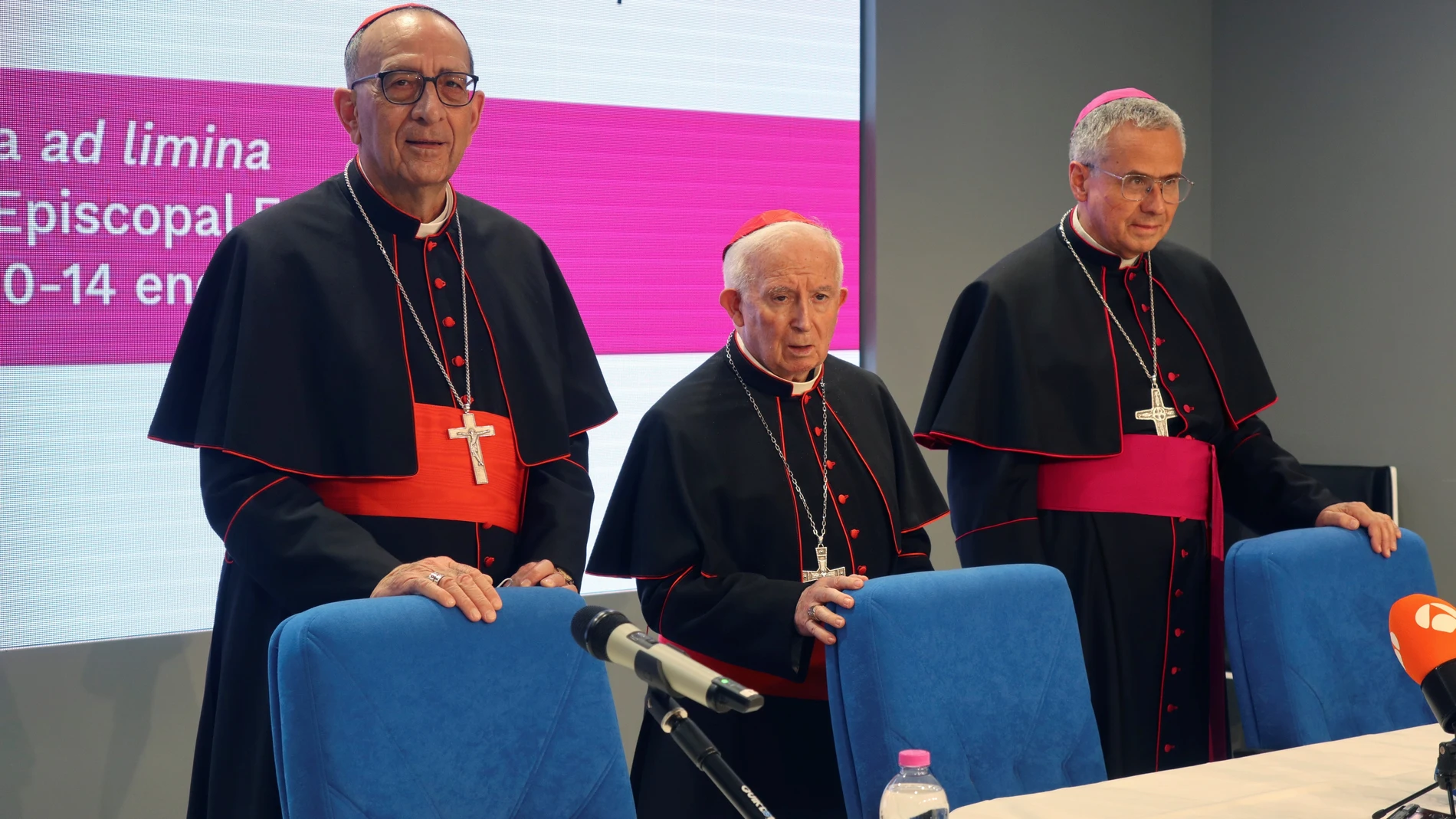 El cardenal presidente de la Conferencia Episcopal Española (CEE), Juan José Omella, junto al arzobispo de Valencia, Antonio Cañizares (c), y el arzobispo de Tarragona, Joan Planellas, al inicio de la rueda de prensa tras reunirse con el papa en Roma