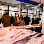 La ministra de Industria, Comercio y Turismo, Reyes Maroto, visita un mercado de Soria junto al alcalde , Carlos Martínez y la delegada del Gobierno, Virginia Barcones