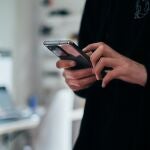 En la imagen, una persona utilizando un smartphone | Fuente: JONAS LEUPE / UNSPLASH