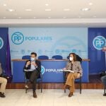 El director de campaña autonómico del Partido Popular, Raúl de la Hoz; junto con la presidenta del Partido Popular de Palencia, Ángeles Armisén; y los candidatos a las Cortes de Castilla y León