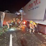 Bomberos trabajando en el accidente esta madrugada