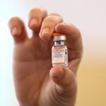 Una enfermera prepara una dosis de la vacuna Pfizer contra la COVID-19