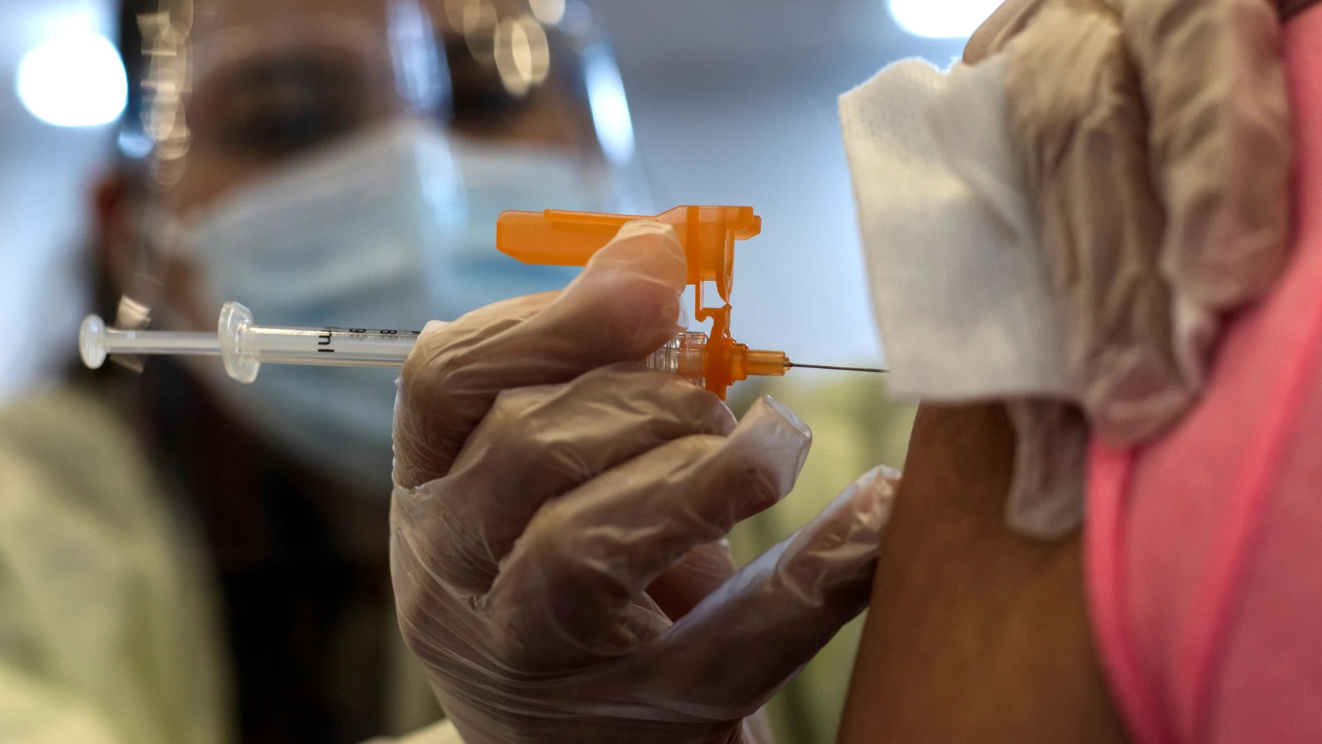 Una enfermera administra una dosis de Moderna