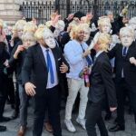Las personas que se vistieron del premier británico fueron grabadas con latas de cerveza y botellas de alcohol animando y gritando mientras bailaban con la música muy alta.