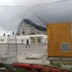 GRAFAND5024. LA LÍNEA DE LA CONCEPCIÓN (CÁDIZ), 22/12/2020.- Personas entran al Peñón en la frontera con La Línea de la Concepción (Cádiz), hoy cuando la posible presencia en Gibraltar de la nueva cepa de coronavirus, mucho más contagiosa, sigue preocupando tanto en la colonia británica, que ha decidido restringir la entrada de pasajeros por avión, como en las localidades vecinas. EFE/A. Carrasco Ragel