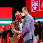 El candidato del PSOE de Andalucía a la presidencia de la Junta, Juan Espadas, (i) y el presidente del Gobierno, Pedro Sánchez, (d) saludan durante el acto de proclamación de Juan Espadas como candidato del PSOE de Andalucía a las elecciones, a 15 de enero de 2021 en Granada (Andalucía, España)