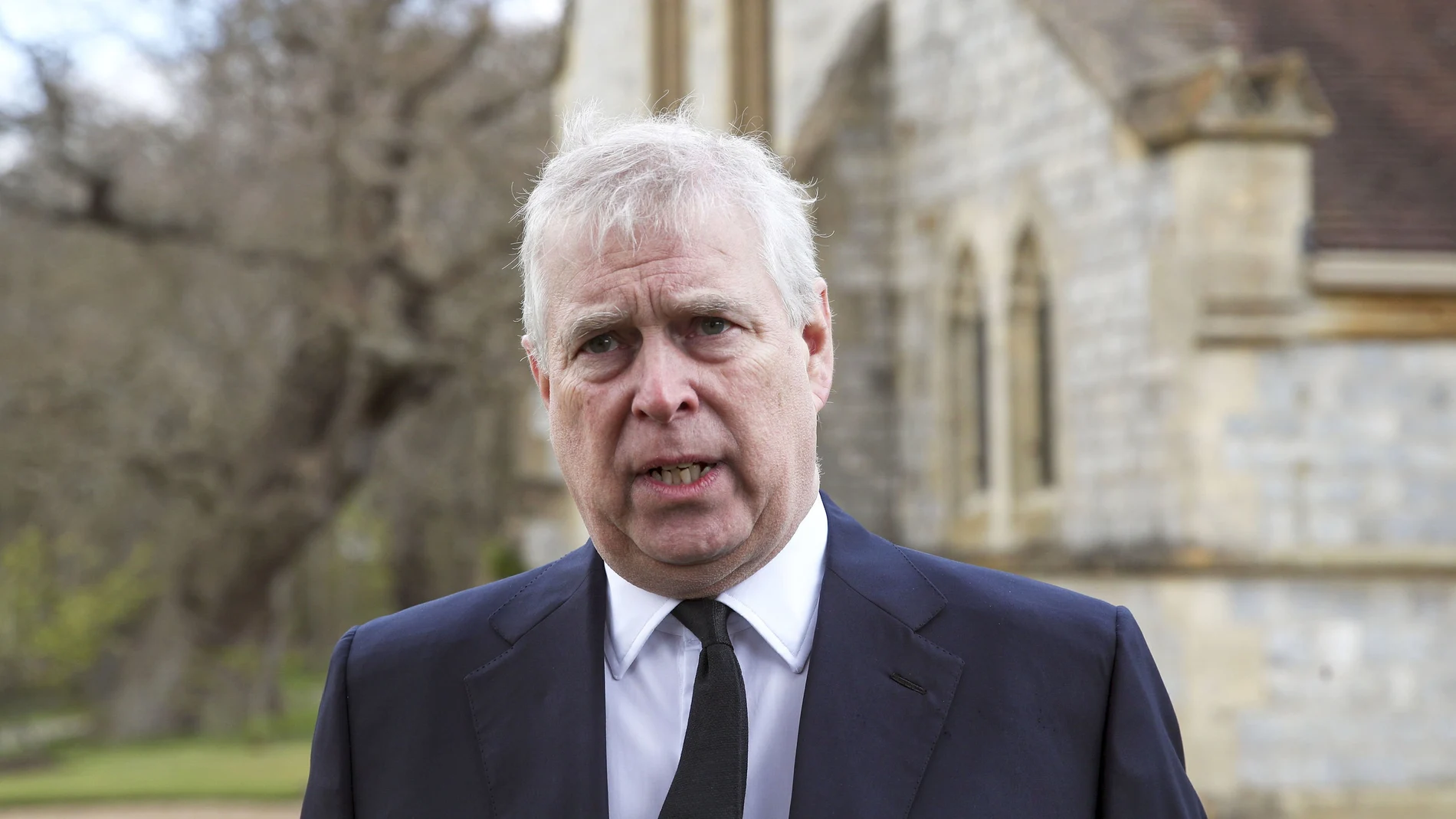 El príncipe Andrés, en la Capilla real de Windsor, concediendo una entrevista para "limpiar" su imagen. AP