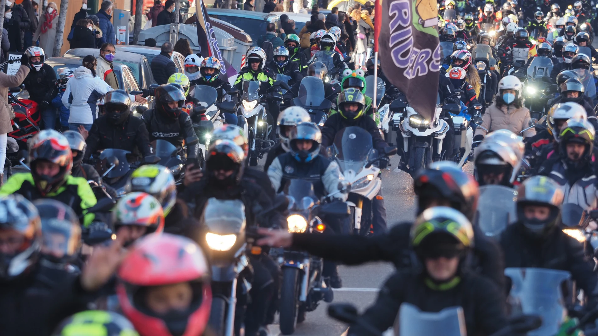 Desfile de banderas en la concentración motera 'Pingüinos 2022'