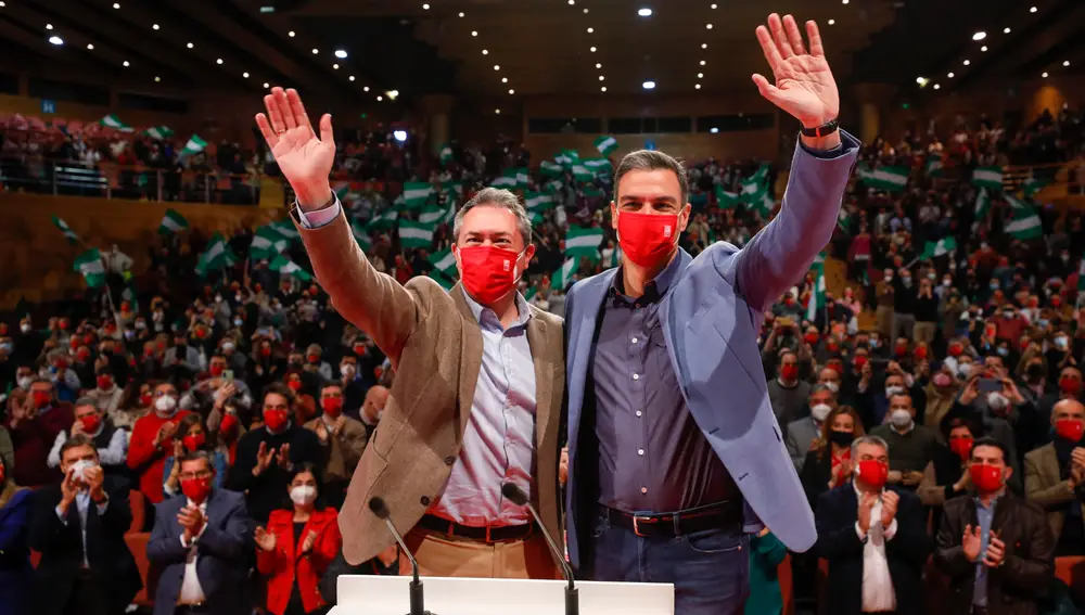 El presidente del Gobierno, Pedro Sánchez, (d) y el candidato a la presidencia de la Junta de Andalucía por el PSOE, Juan Espadas, (i) durante el acto de proclamación de Juan Espadas como candidato en Granada. Álex Cámara / Europa Press
