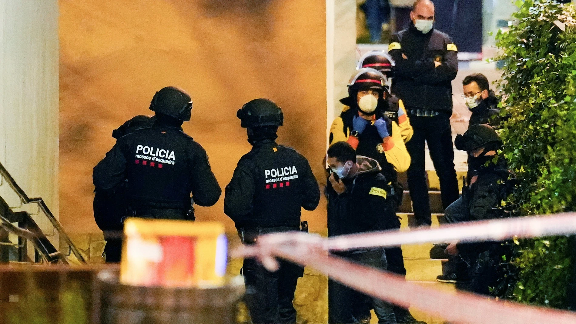 Los Mossos, el pasado sábado, en la casa donde estaba atrincherado el hombre. EFE/Enric Fontcuberta