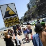 Cartel de aviso de tsunami en una playa de Lima, Perú