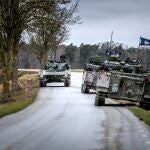 El Ejército sueco patrulla una carretera cercana a Visby, la capital de Gotland