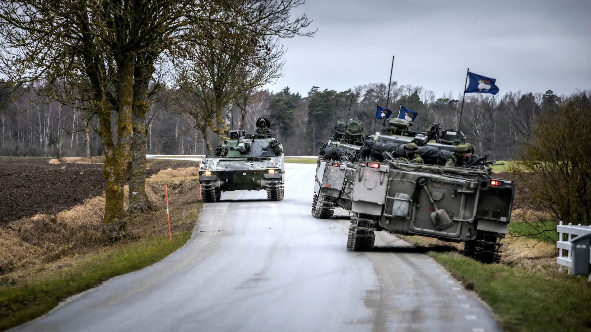 El Ejército sueco patrulla una carretera cercana a Visby, la capital de Gotland